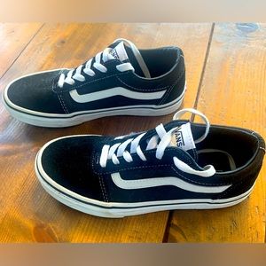Vans Old Skool Shoe B&W Low Tops - Youth 4